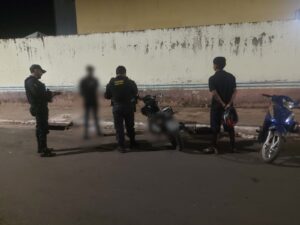 Às 23h15 do sábado (30), a Guarnição da Polícia Militar do PO01 foi acionada pelo Centro de Controle Operacional (CCO) para atender a uma denúncia de perturbação do sossego e ameaça no bairro Cidade Jardim. Moradores relataram que, durante um evento realizado na quadra da Escola Terezinha de Jesus, ocorriam atos de vandalismo na rua, com jovens empinando motos em via pública e ameaçando pessoas no local. As guarnições PO01 e PO02 se deslocaram até o local e confirmaram a ocorrência. O Departamento Municipal de Trânsito e Transportes (DMTT) foi imediatamente acionado para dar apoio à ação. Durante a abordagem, os policiais realizaram busca pessoal nos envolvidos e encontraram uma pedra utilizada para fumar narguilé. Os agentes conversaram com o responsável pelo evento, orientando sobre os riscos das práticas perigosas em via pública e reforçando que o espaço adequado para a atividade seria o interior da escola. Uma motocicleta com indícios de irregularidades foi recolhida pelo DMTT. Após os procedimentos de orientação e controle da situação, a ocorrência foi encerrada sem maiores incidentes. O caso reforça a importância da denúncia rápida da população e da atuação integrada entre Polícia Militar e órgãos de trânsito para prevenir acidentes e garantir a tranquilidade dos moradores.